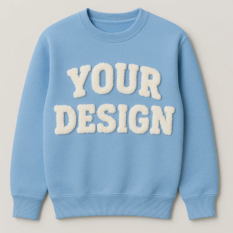 Hellblauer Pullover mit flauschigem 3D‑Schriftzug „YOUR DESIGN“ im Chenille‑Stick.